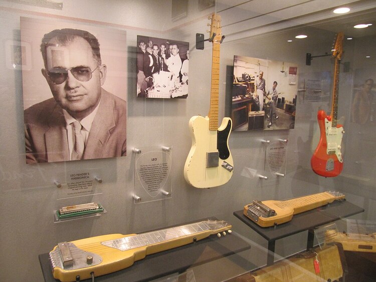 Una fotografía de Leo Fender, el inventor de la guitarra Fender, usada por millones de músicos hoy en día.
