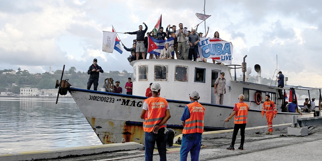 BARCO con activistas de una flotilla que vienen de México arriba a La Habana, ayer.