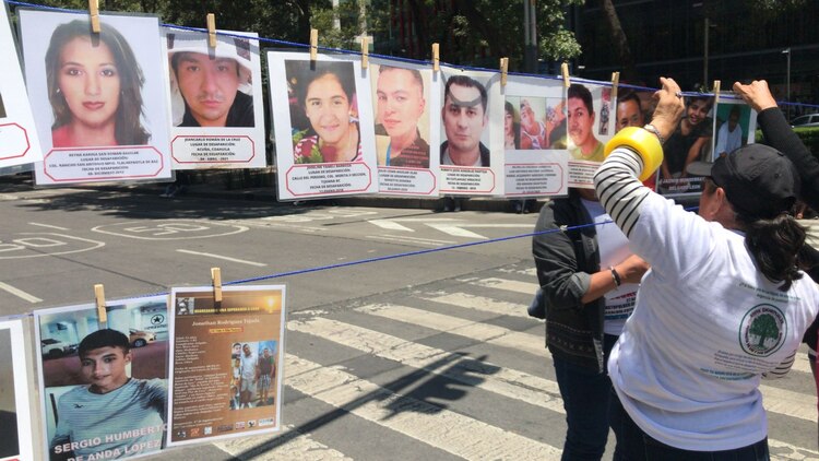 Colocan ofrenda en la Glorieta de los Desaparecidos.