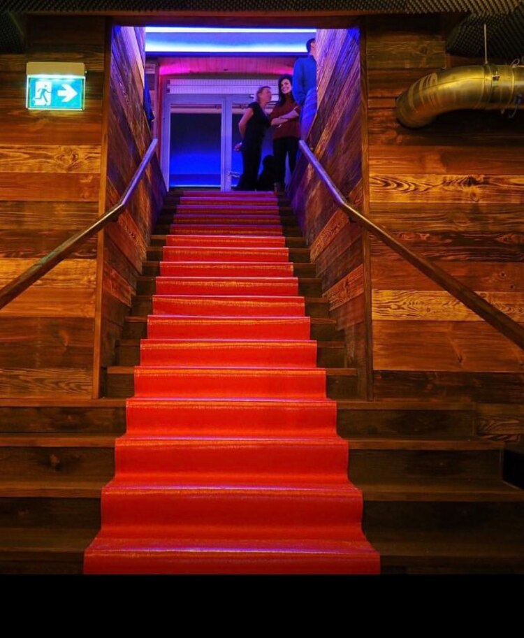 Única salida del bar que se incendió en Suiza, la cual colapsó cuando todos intentaban huir del fuego