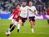 Mateo Kovacic, de Manchester City, empuja a Takahiro Sekine de los Urawa Reds, izquierda, durante la semifinal del Mundial de Clubes