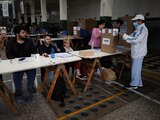 Ciudadanos argentinos asisten a las urnas este domingo.