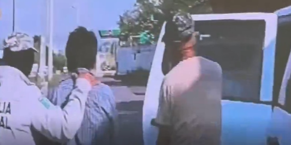 Aspecto de la detención del sospechoso, en una imagen transmitida por la FGE Puebla en conferencia de prensa.