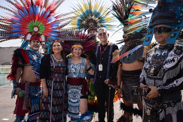 Representantes del Gobierno de México y la CDMX rinden tributo a la herencia prehispánica en el Primer Cuadro capitalino.