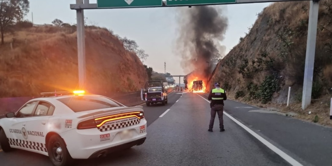 Tráiler sufre falla mecánica y se incendia entre Naucalpan y Huixquilucan.