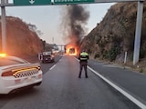 Tráiler sufre falla mecánica y se incendia entre Naucalpan y Huixquilucan.