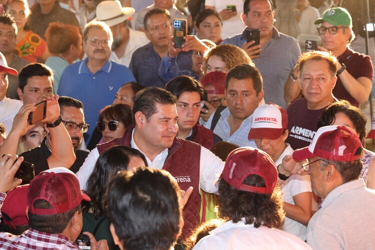 Alejandro Armenta va por un transporte público eléctrico y accesible al pueblo