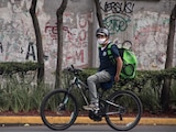 Un joven repartidor de alimentos acata las medidas sanitarias contra el Covid-19, en una de las zonas de alto contagio en la alcaldía Cuauhtémoc, la semana pasada.