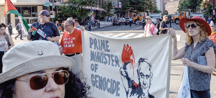 Manifestantes se reúnen para protestar contra la visita de Netanyahu, ayer.
