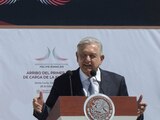 Presidente López Obrador durante el despegue del primer avión de carga en el AIFA.