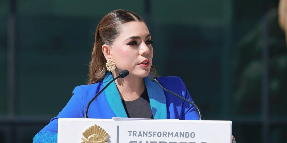 Evelyn Salgado encabeza ceremonia de izamiento de bandera y reconoce a jóvenes matemáticos por triunfos internacionales.