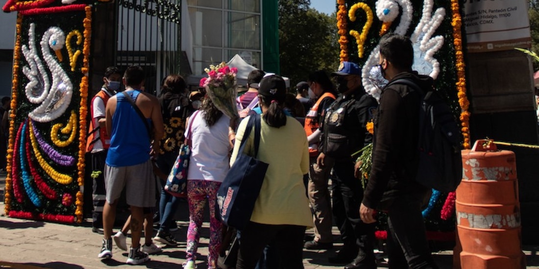 Personas acudieron ayer, con medidas sanitarias, al Panteón Dolores.