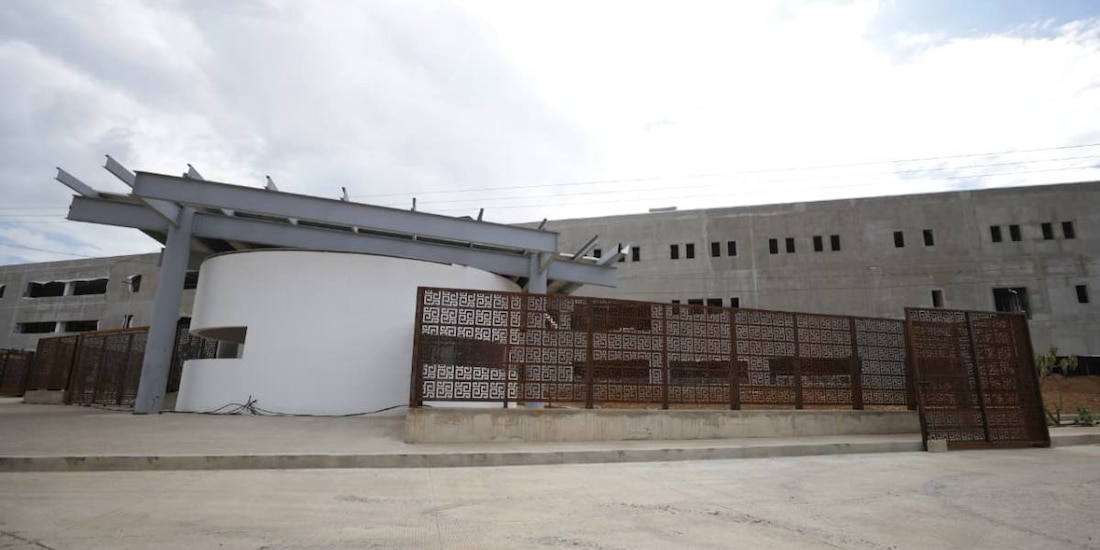 El director general del Instituto, Martí Batres Guadarrama, supervisó las estructuras de concreto que albergarán las salas de medicina nuclear.