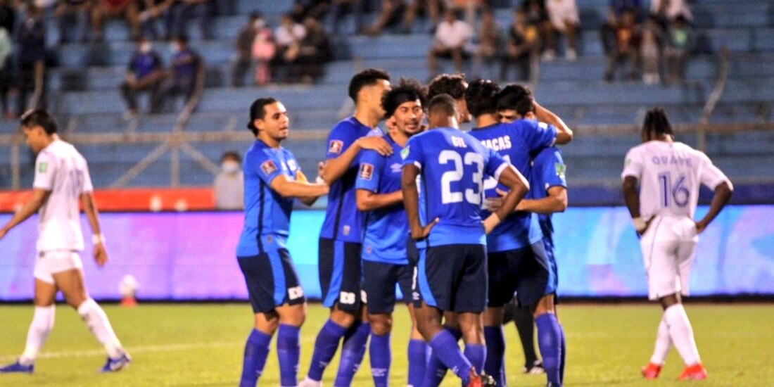 Jugadores de El Salvador celebran uno de sus goles contra Honduras en la Fecha 10 del octagonal de Concacaf, el pasado 10 de enero.