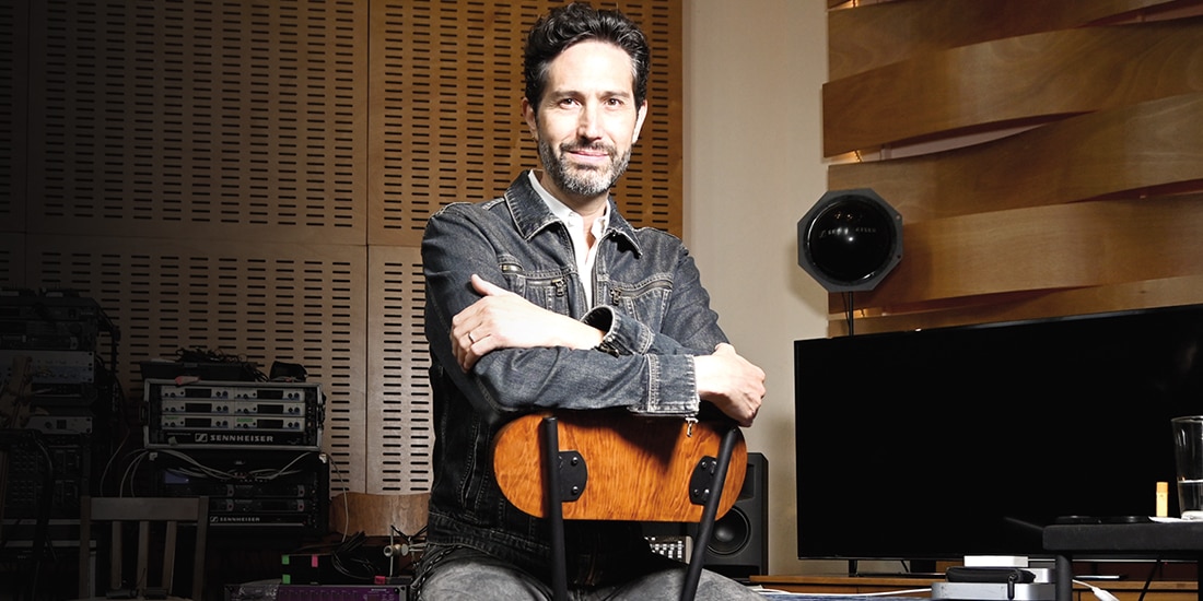 Benny Ibarra, en su estudio de grabación, en entrevista con La Razón.