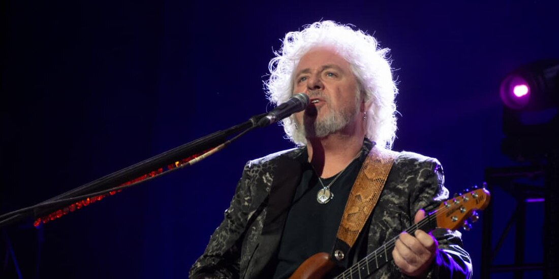 Steve Lukather de Toto, brillando con su guitarra en el escenario.