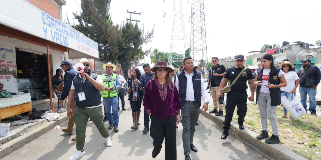 La alcaldesa Azucena Cisneros encabeza el operativo Rastrillo Social en Santa María Tulpetlac para liberar aceras y vialidades.
