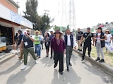 La alcaldesa Azucena Cisneros encabeza el operativo Rastrillo Social en Santa María Tulpetlac para liberar aceras y vialidades.