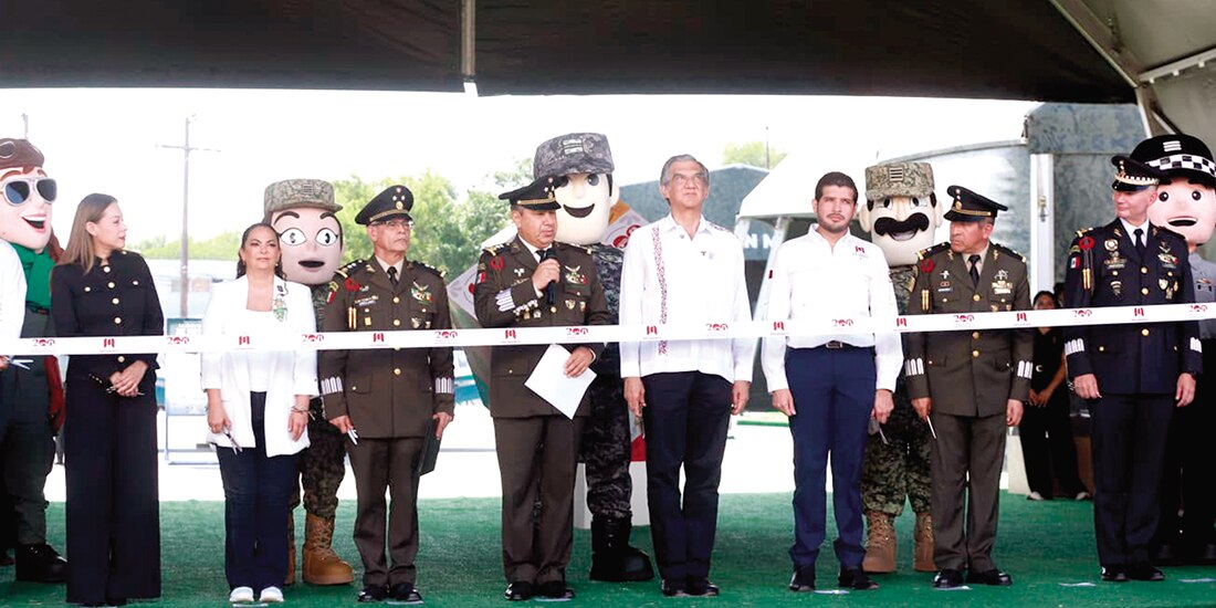 Américo Villarreal (6.o de izq. a der.), al inaugurar la exposición en Matamoros, ayer.