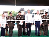 Américo Villarreal (6.o de izq. a der.), al inaugurar la exposición en Matamoros, ayer.