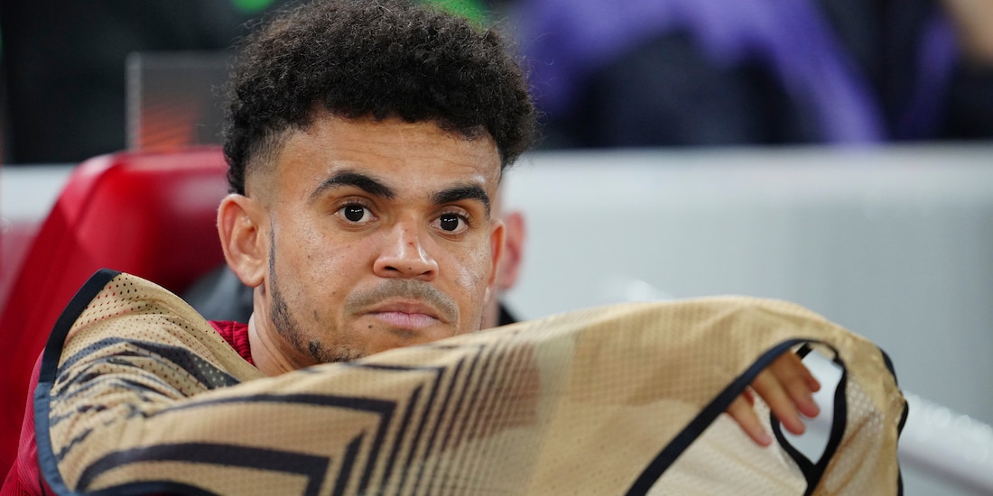 Luis Díaz observa desde el banquillo de suplentes un partido del Liverpool.