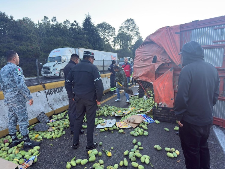 Volcadura de camión autopista México-Cuernavaca