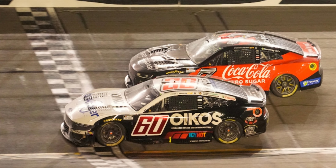 El momento en el que cae la bandera a cuadros en Daytona.