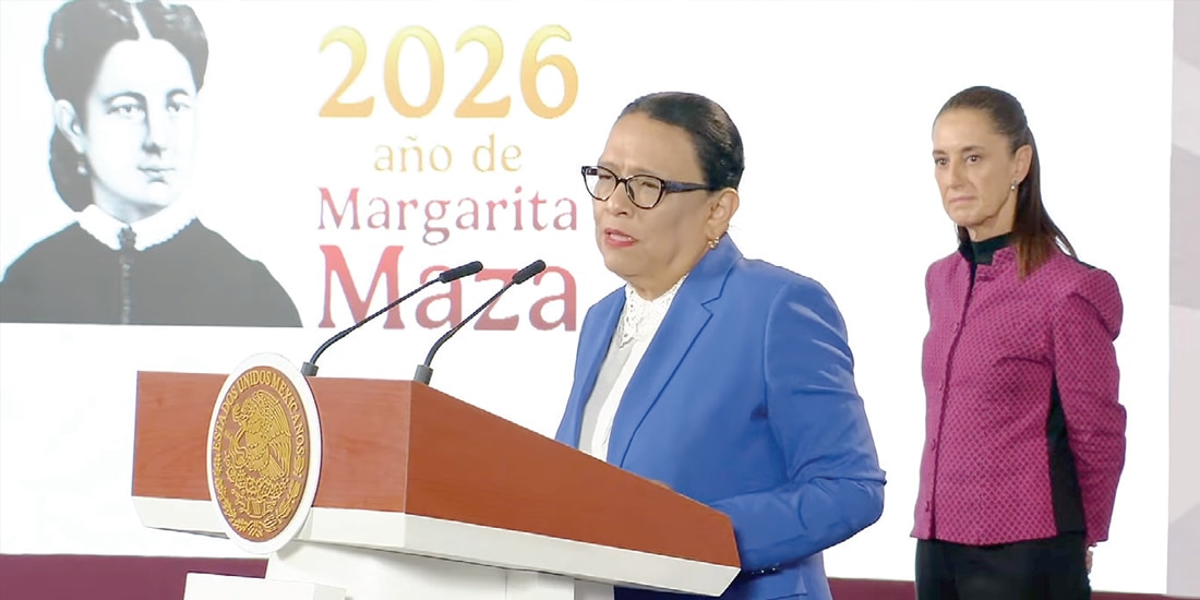 LA MANDATARIA, ayer, en Palacio Nacional, observa la exposición de la titular de Segob.