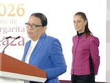 LA MANDATARIA, ayer, en Palacio Nacional, observa la exposición de la titular de Segob.