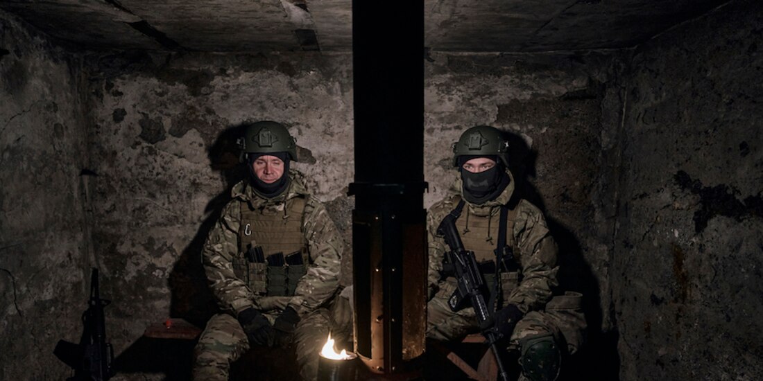 Defensores esperan órdenes en un refugio para volver al frente de batalla, ayer.