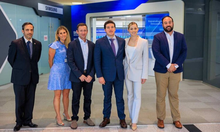 Samuel García visitó la Planta Samsung Semiconductores.