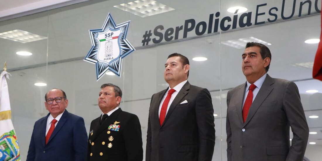 Gobernador Alejandro Armenta y vicealmirante Francisco Sánchez refuerzan compromisos de paz y seguridad en el estado de Puebla.
