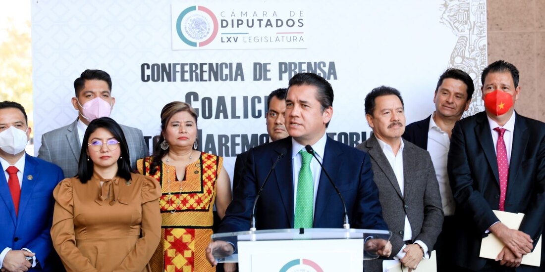 Carlos Puente, líder de diputados del PVEM, habla en conferencia conjunta con legisladores de Morena y el PT, ayer.