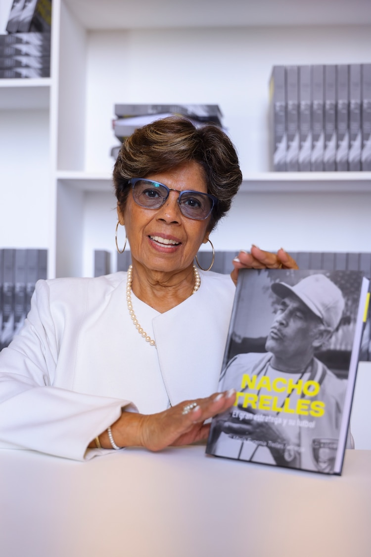 Maru Trelles junto al libro que habla de su padre.