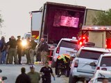Policías de Texas revisan el tráiler con migrantes muertos en San Antonio, el pasado lunes.