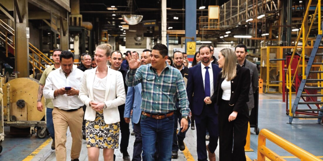 Ricardo Gallardo, gobernador de SLP, ayer, con directivos de Continental Tires.
