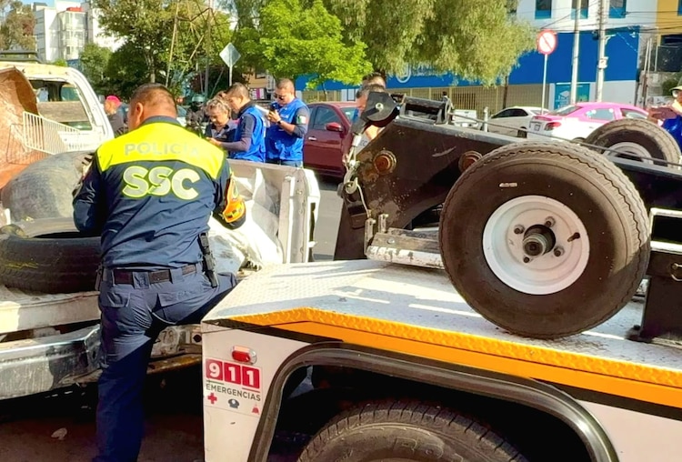 Elementos de la SSC participan en el retiro de vehículos abandonados en calles de la alcaldía Coyoacán.