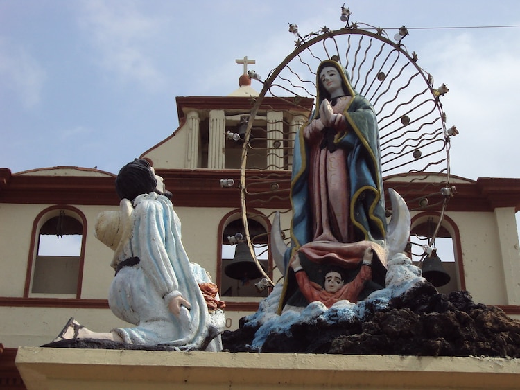 Escultura sobre el avistamiento de la Virgen por parte de Juan Diego.