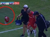 Faustine Robert, jugadora del Toluca Femenil, se lesionó el tobillo por el mal estado de la cancha del Puebla.