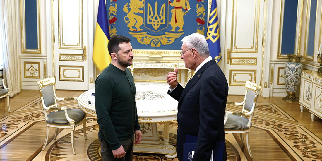 El presidente de Ucrania, Volodimir Zelenski, conversa el jueves con el enviado de Trump, Keith Kellogg.