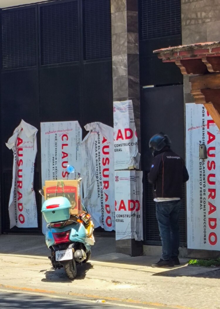 Un repartidor entrega varios paquetes a personas en el número 216.