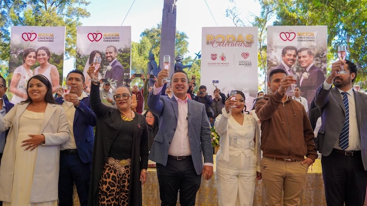 El alcalde Janecarlo Lozano y la consejera Eréndira Sandoval formalizan el matrimonio de 500 ciudadanos.