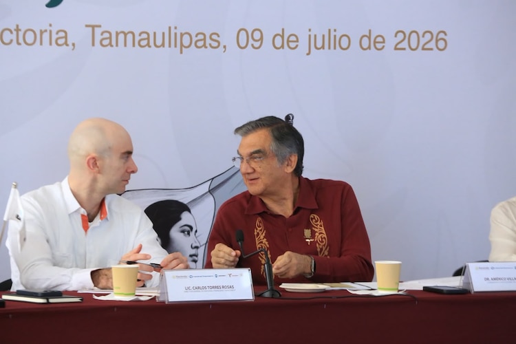 El gobernador Américo Villarreal Anaya y Carlos Torres Rosas durante la sesión del Consejo Consultivo en Ciudad Victoria.