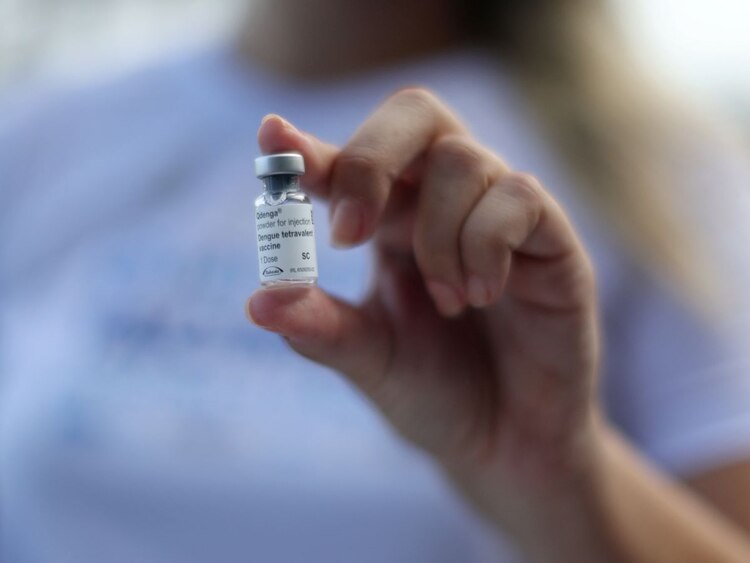 Este hombre se vacunó 217 veces.