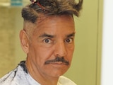 Eugenio Derbez se burla de sí mismo y presume su horripilante corte de pelo