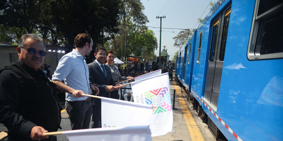 Banderazo de salida de dos nuevos trenes ligeros, ayer.