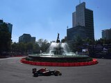 Checo Pérez en su monoplaza durante el F1 Show Run de Red Bull en Avenida Paseo de la Reforma.