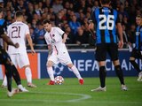 Lionel Messi conduce el balón durante el choque entre Brujas y PSG en Bélgica.