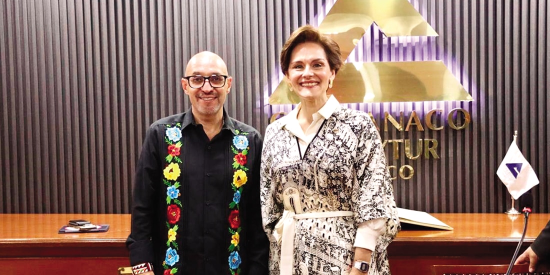 OCTAVIO de la Torre y Violeta Abreu González, en firma de convenio, ayer.