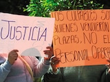 FAMILIARES de involucrados en una red delictiva, en protesta el 29 de junio en Toluca. Hasta ese día había 10 personas detenidas por la venta de puestos de trabajo.